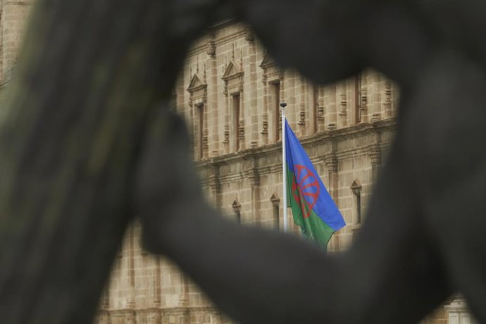 Archivo - Detalle de la bandera gitana en el Parlamento andaluz (archivo)