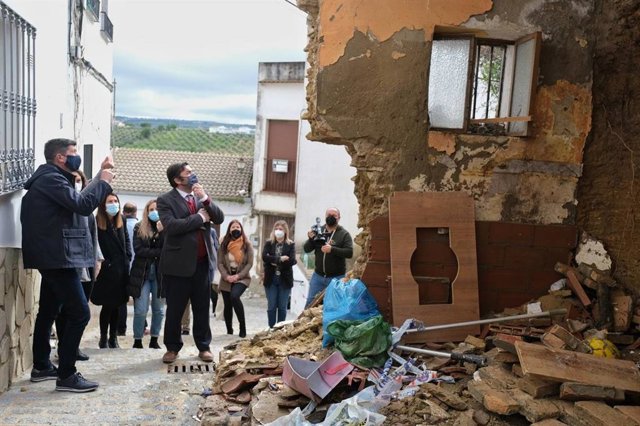El vicepresidente de la Junta de Andalucía y consejero de Turismo, Regeneración, Justicia y Administración Local, Juan Marín, durante su visita a Setenil de las Bodegas.