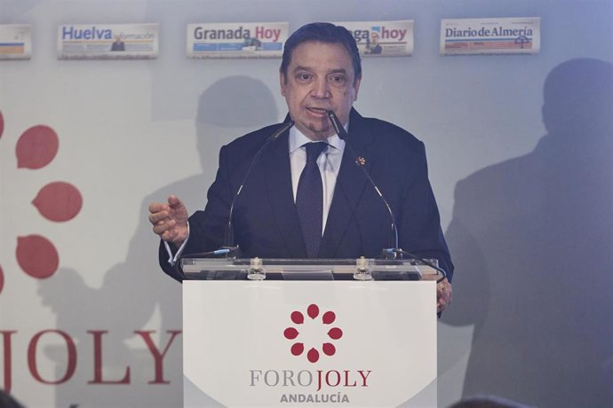 El ministro de Agricultura, Pesca y Alimentación, Luis Planas, durante el desayuno del Foro Joly en el Muelle de las Delicias, a 1 de abril de 2022 en Sevilla (Andalucía, España)