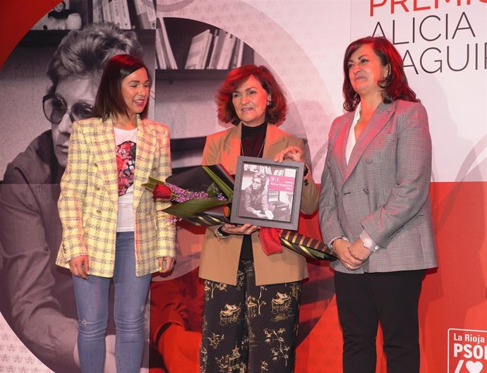 La exvicepresidenta del Gobierno, Carmen Calvo, recibe en Logroño el premio 'Alicia Izaguirre' de las manos de la secretaria general del PSOE de La Rioja, Concha Andreu