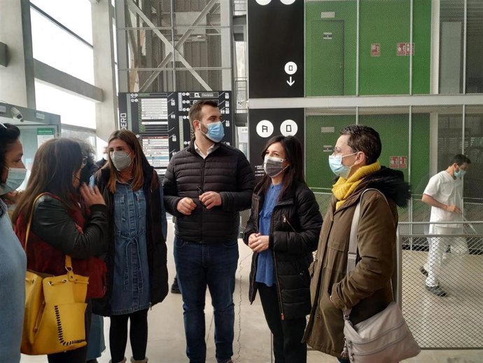 La consejera de Educación, Esther Gutiérrez, y el alcalde de Cáceres, Luis Salaya, visitan el programa Crisol que se está desarrollando en el edificio Embarcadero