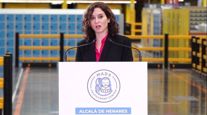 Isabel Díaz Ayuso visita el Centro Logístico de Amazon en Alcalá de Henares