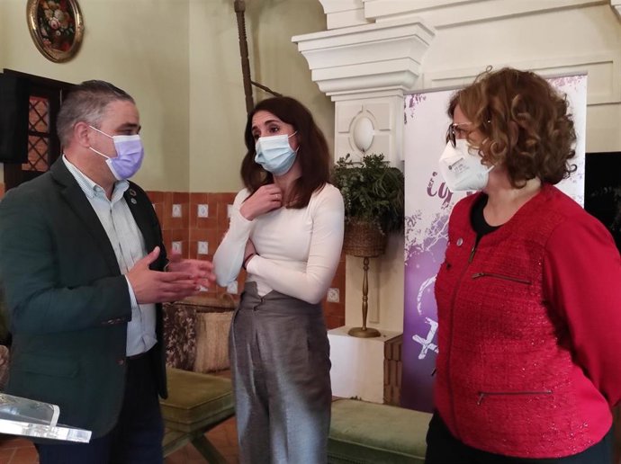 La ministra de Igualdad, Irene Montero (en el centro), con la delegada de Igualdad de la Diputación de Córdoba, Alba Doblas, y el alcalde de Fuente Palmera, Francisco Javier Ruiz.
