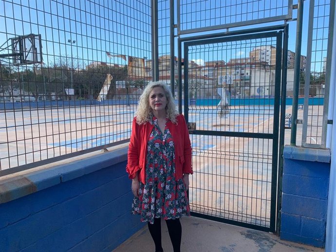 La concejala de UPporMálaga, Remedios Ramos, en unas pistas deportivas de Málaga