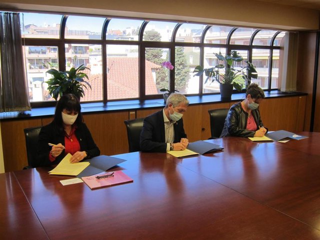 El conseller Josep Gonzàlez-Cambray firma acuerdo con las entidades municipalistas para la gratuidad del P2 en la escuela pública