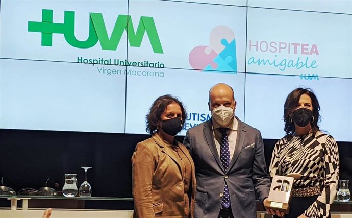 Responsables del Hospital Macarena recogen el Premio Autismo Sevilla.