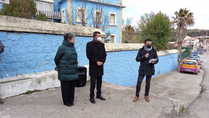 La directora general de Patrimonio Cultural del Gobierno de Aragón, Marisancho Menjón, inaugura en Olite la exposición itinerante organizada por el 25 aniversario del Parque Cultural del Río Martín.