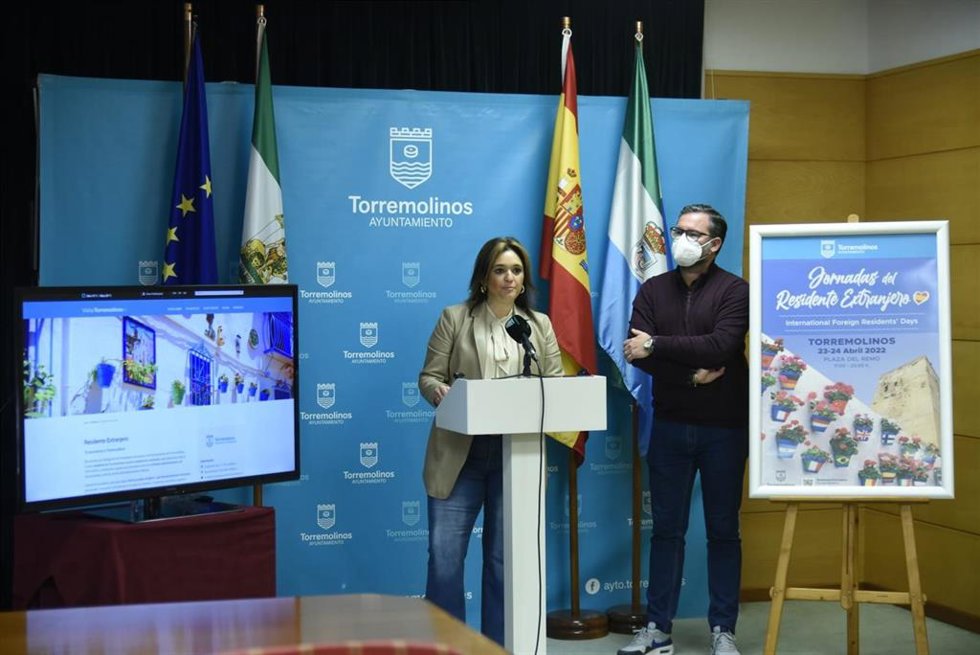 La alcaldesa del municipio malagueño de Torremolinos, Margarita del Cid, y el concejal de Cultura y Eventos, José Manuel Ruiz Rivas
