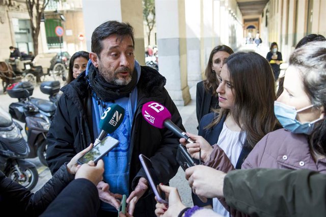 El diputado de Unidas Podemos en el Congreso y secretario de Horizonte Republicano, Rafa Mayoral, junto con la vicepresidenta del Parlament balear, Gloria Santiago.