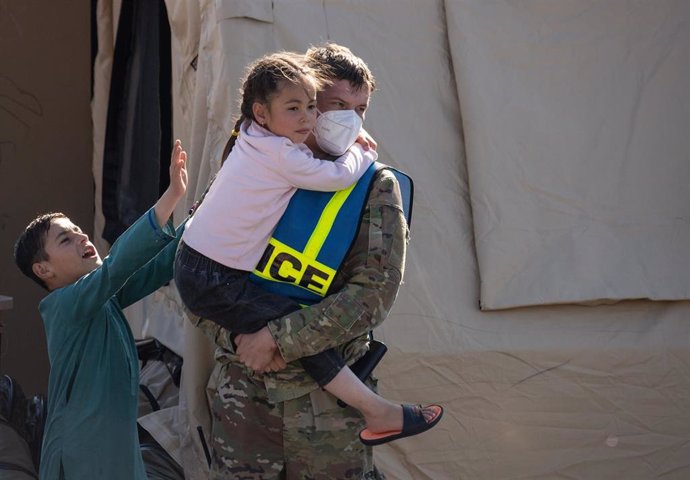 Archivo - Niña refugiada afgana en Alemania 