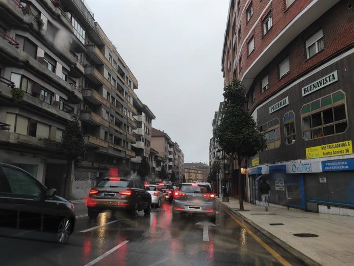 Tráfico en Oviedo en un día de lluvia.