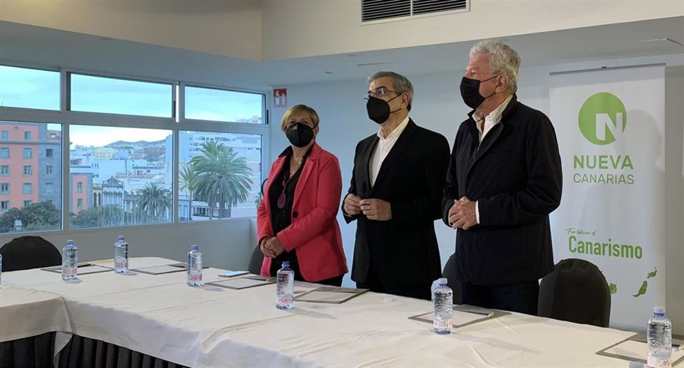 Román Rodríguez junto a Pedro Quevedo y Carmen Nieves Gaspar de NC de Tenerife