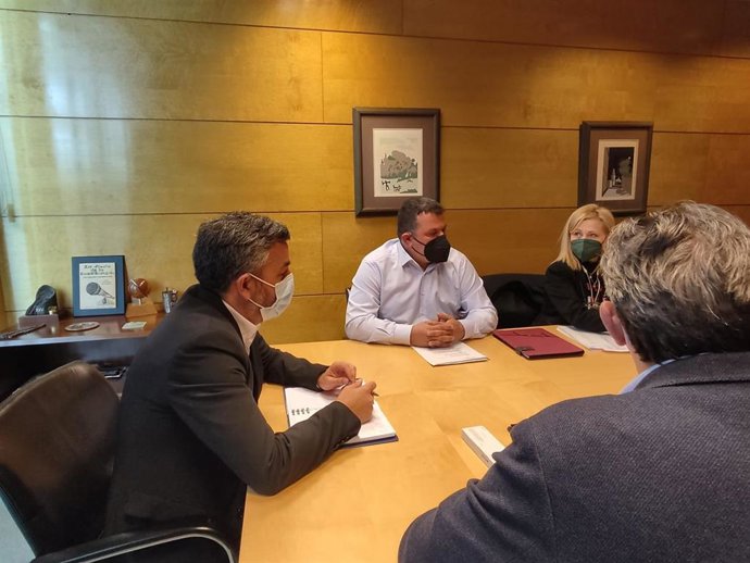 El consejero de Medio Rural y Cohesión Territorial, Alejandro Calvo, se reúne con el presidente de la Federación de Cofradías de Pescadores del Principado, Adolfo García.