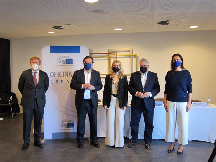 Los eurodiputados extremeños Ignacio Sánchez Amor y María Eugenia Rodríguez Palop, junto al presidente de la Junta, Guillermo Fernández Vara, y el alcalde de Badajoz, Ignacio Gragera