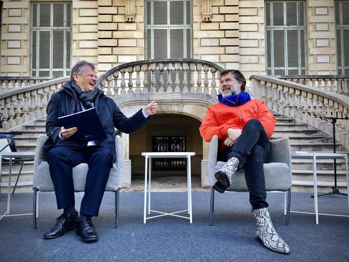 El director del Festival Castell de Peralada, Oriol Aguil, con el músico y compositor  y Rufus Wainwright