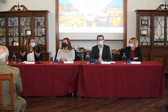 La presidenta del Govern, Francina Armengol, durante una rueda de prensa en Menorca