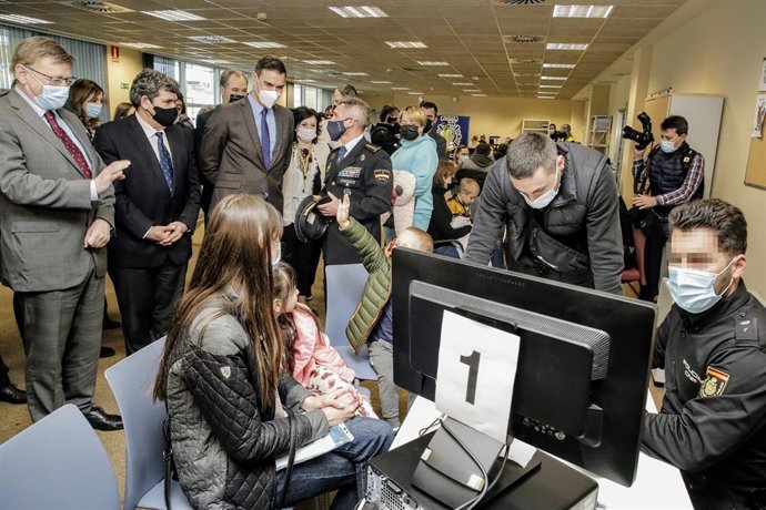 El presidente de la Generalitat, Ximo Puig; el ministro de Inclusión, José Luis Escrivá; el presidente del Gobierno, Pedro Sánchez y el nuevo Comisario Principal, Jefe Provincial de la Policía Nacional en Alicante, Ignacio del Olmo