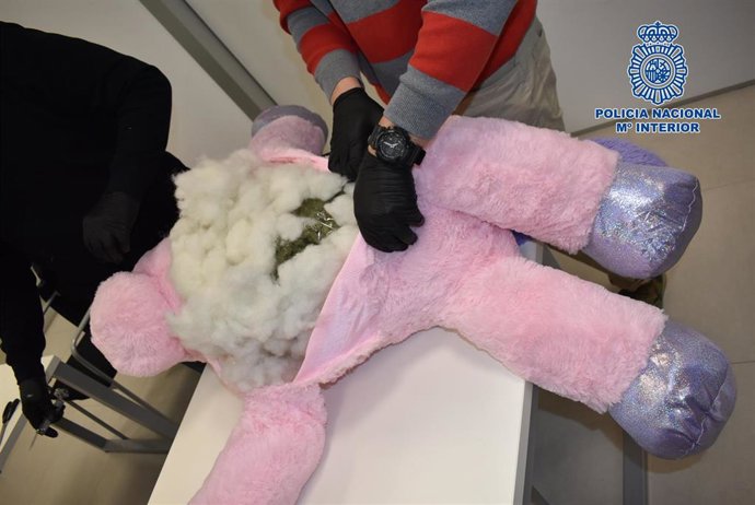 La Policía Nacional intercepta un paquete postal con marihuana en su interior