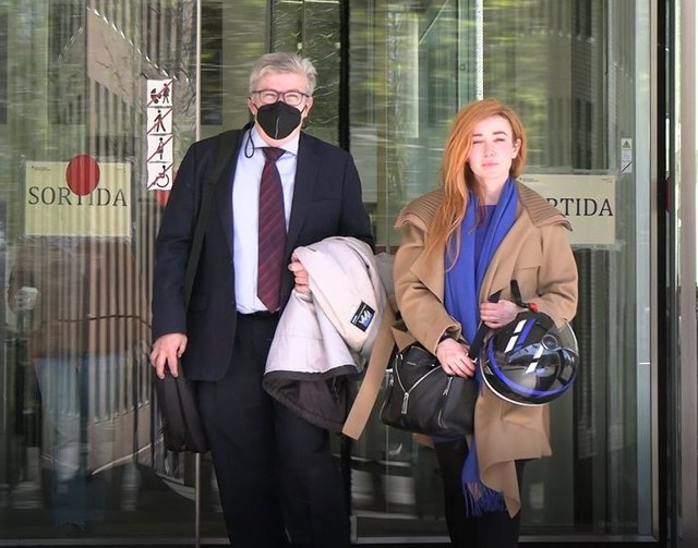 Angela Dobrowolski sale de los juzgados junto a su abogado, a 1 de abril de 2022.