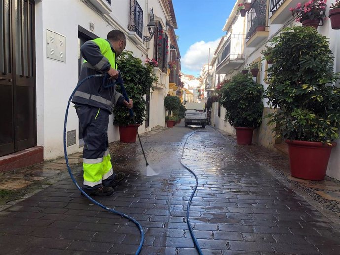 El Ayuntamiento de Estepona amplía el servicio de limpieza viaria con nuevo personal y maquinaria