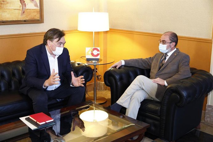 El presidente de Aragón, Javier Lambán, se reúne con el diputado de Teruel Existe en el Congreso, Tomás Guitarte.