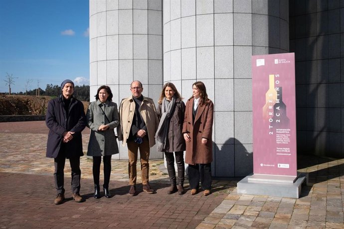 El secretario xeral de Cultura, Anxo M. Lorenzo, y la directora-xerente de la Cidade da Cultura, Ana Isabel Vázquez, inauguran la intervención artística '2 Torres, 2 Camiños'