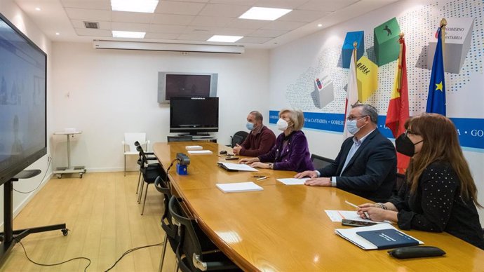 La consejera de Educación y Formación Profesional, Marina Lombó, inaugura la jornada de trabajo de docentes de Escuelas Oficiales de Idiomas.