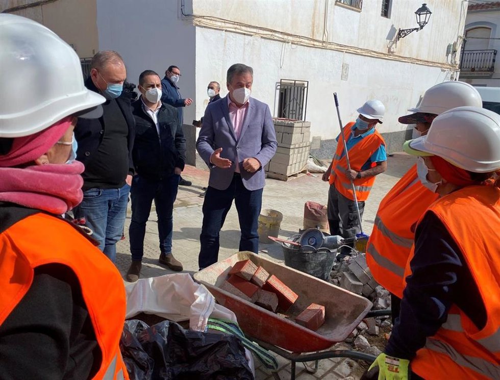 El delegado territorial de Regeneración, Justicia y Administración Local de Almería, José Luis Delgado, visita obras del PFEA en Cuevas del Almanzora.