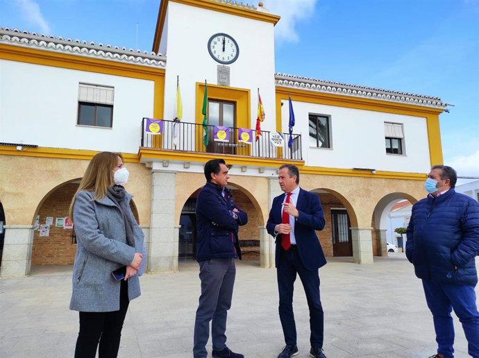 El delegado territorial de Turismo de la Junta en Córdoba, Ángel Pimentel (segundo por la dcha.), en su visita a Los Blázquez.