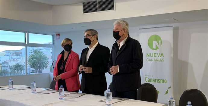 Román Rodríguez junto a Pedro Quevedo y Carmen Nieves Gaspar de NC de Tenerife antes de mantener un encuentro con representantes de los medios de comunicación