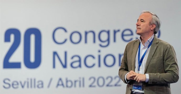El presidente del PP-Aragón, Jorge Azcón, en su intervención en el XX Congreso Nacional del PP, en Sevilla.