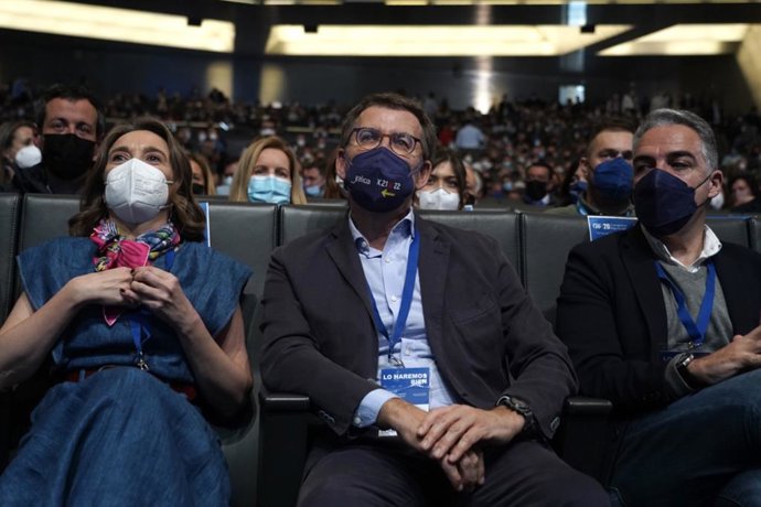 El presidente de la Xunta de Galicia y candidato a la presidencia del PP,  Alberto Núñez Feijóo, (2d) y la portavoz del PP en el Congreso de los Diputados y futura secretaria general del partido, Cuca Gamarra, (i) y el consejero de Presidencia de la Jun