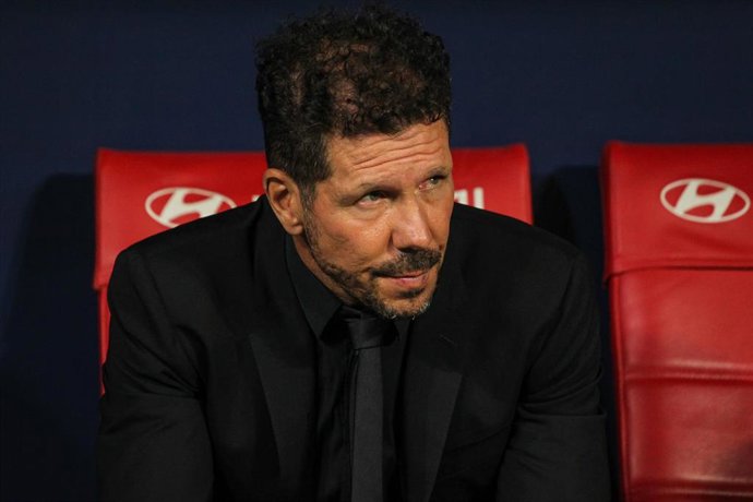 Archivo - El entrenador del Atlético de Madrid, Diego Pablo Simeone, antes del partido ante la Real Sociedad en el Wanda Metropolitano de LaLiga Santander 2021-2022.