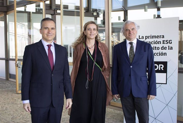 De izquierda a derecha: Rafael García Meiro, consejero delegado de AENOR, Eugenia del Río, tesorera del Colegio Oficial de Arquitectos de Madrid, y Miguel Garrido, presidente de CEIM, Confederación Empresarial de Madrid-CEOE.