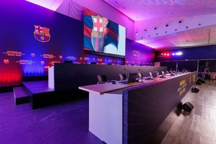 El escenario de la primera Asamblea telemática de la historia del Club en el Auditori 1899.