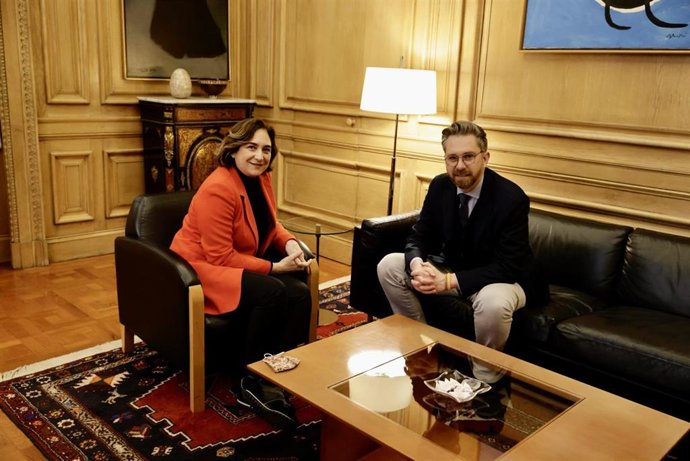 La alcaldesa de Barcelona, Ada Colau y el alcalde de Bolonia (Italia), Matteo Lepore, durante la firma este viernes del acuerdo para trabajar conjuntament en "políticas progresistas".