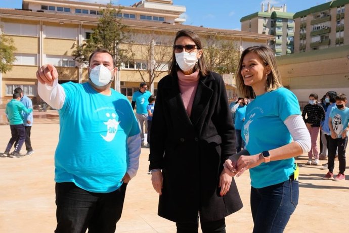 La delegada de Educación y Deporte, Mercedes García Paine, en el CEIP Ramón del Valle Inclán de la capital malagueña para conmemorar el Día Mundial de Concienciación sobre el Autismo.