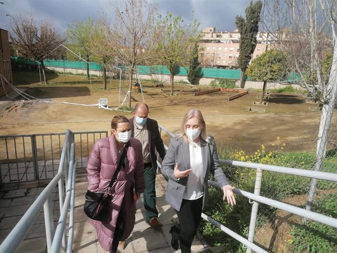 La diputada autonómica de Cs, Concha González Insúa, -la primera a la izquierda de la imagen-, este viernes, antes de reunirse con la Asociación Autismo Granada.