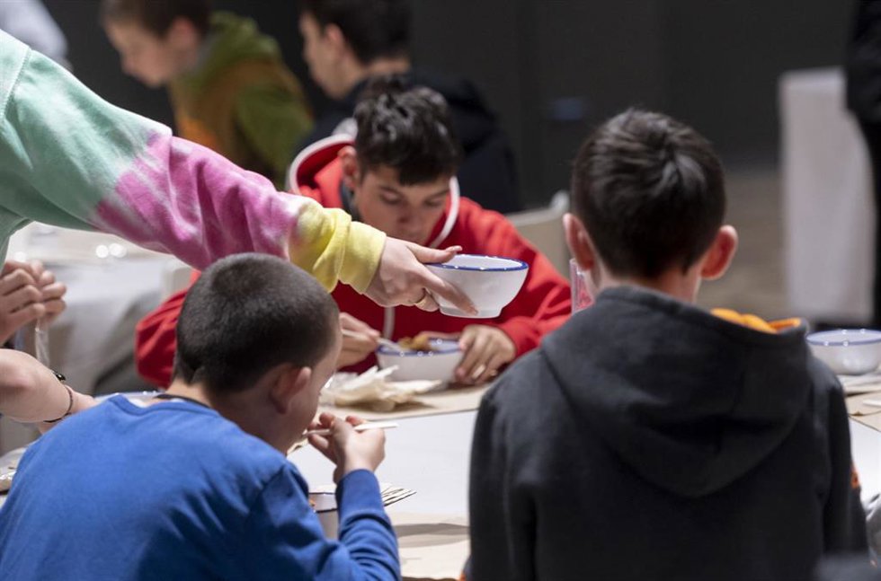 Niños refugiados ucranianos en un comedor en el Hotel Novotel, a 30 de marzo de 2022, en Madrid (España). 