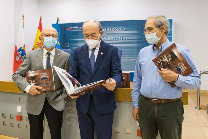 El consejero de Industria, Turismo, Innovación, Transporte y Comercio, Javier López Marcano,  junto con el autor del libro, Paulo Armengod, y el editor, José Luis Fernández Gándara