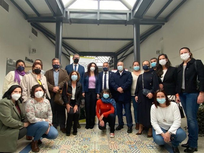 La consejera de Igualdad, Políticas Sociales y Conciliación, Rocío Ruiz, visita el centro de servicios sociales del Ayuntamiento de Isla Cristina (Huelva).