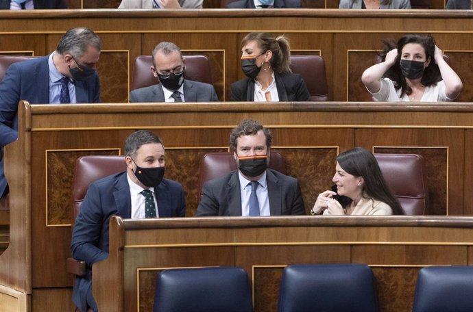 (I-D) El líder de Vox, Santiago Abascal; el portavoz parlamentario de Vox, Iván Espinosa de los Monteros; y la portavoz de Vox en el Congreso de los Diputados, Macarena Olona, en una sesión plenaria