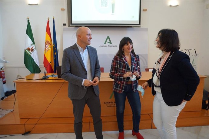 Joaquín Pérez (izda.) y Carmen Martínez (centro) en la presentación del estudio.
