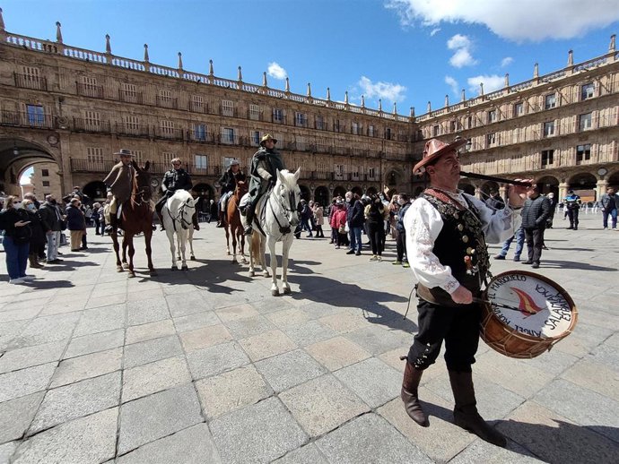 Los jinetes de Lebrija llegan a la Plaza Mayor de Salamanca.