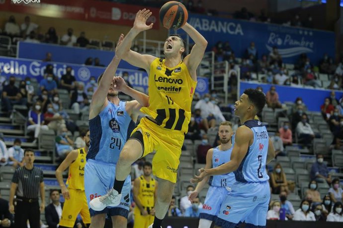 Archivo - Giorgi Shermadini durante un partido del Lenovo Tenerife
