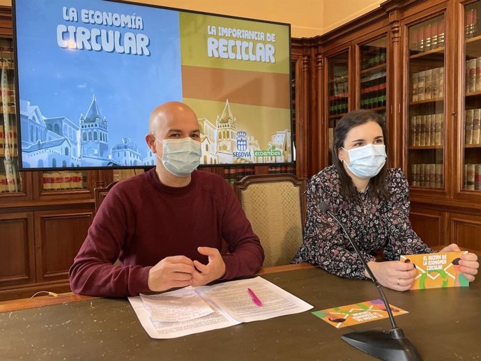 El concejal de Medio Ambiente, Ángel Galindo, junto con la responsable del programa, Alicia Sánchez.