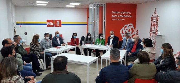 El secretario general del PSOE de Cádiz, Juan Carlos Ruiz Boix, durante un encuentro con la ministra de Sanidad, Carolina Darias.