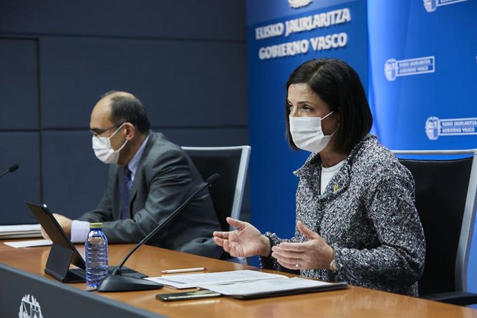 La consejera de Justicia, Beatriz Artolazabal, y el asesor de Prisiones Jaime Tapia