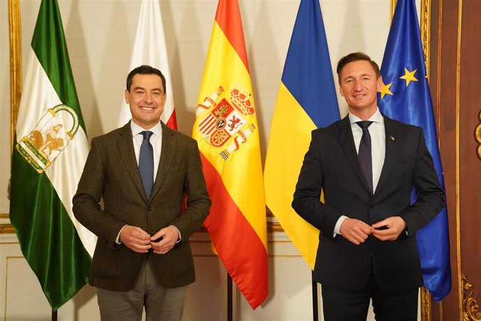 El presidente de la Junta de Andalucía, Juanma Moreno, y el presidente del Consejo de la Unión de Provincias de Polonia, Olgierd Geblewicz, este viernes en San Telmo.