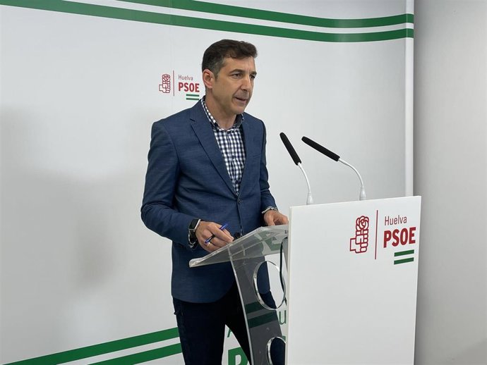 El senador por el PSOE de Huelva Jesús González, en rueda de prensa.